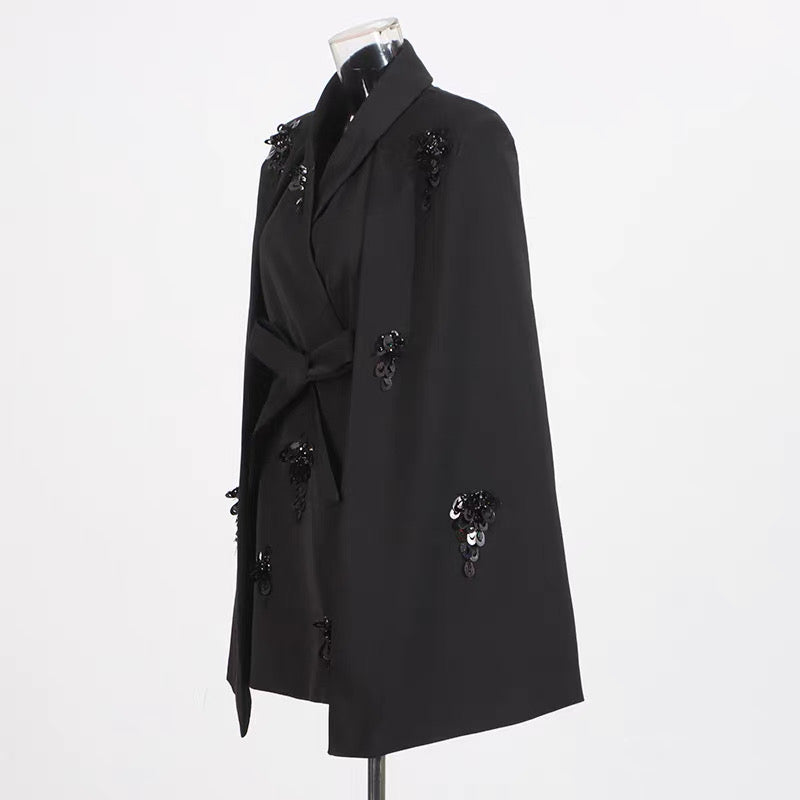Stella Minikleid mit verziertem Cape 