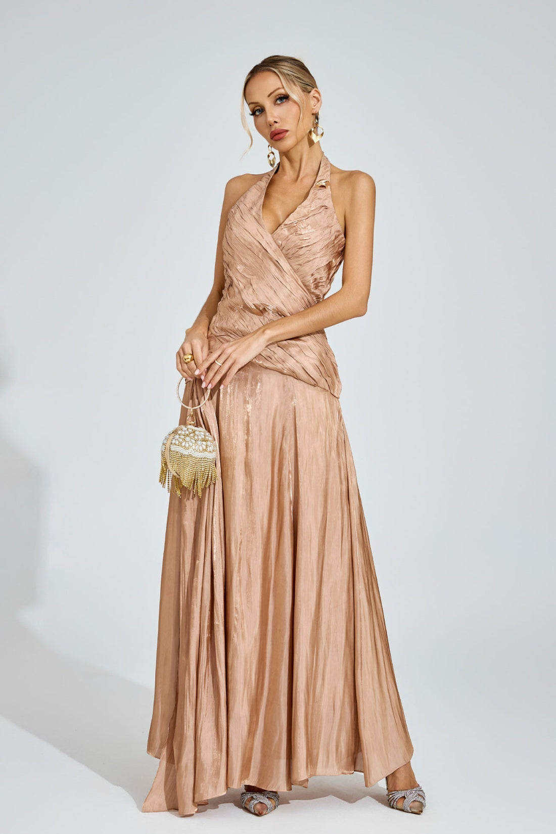 Goldenes Halo Satin-Maxikleid 