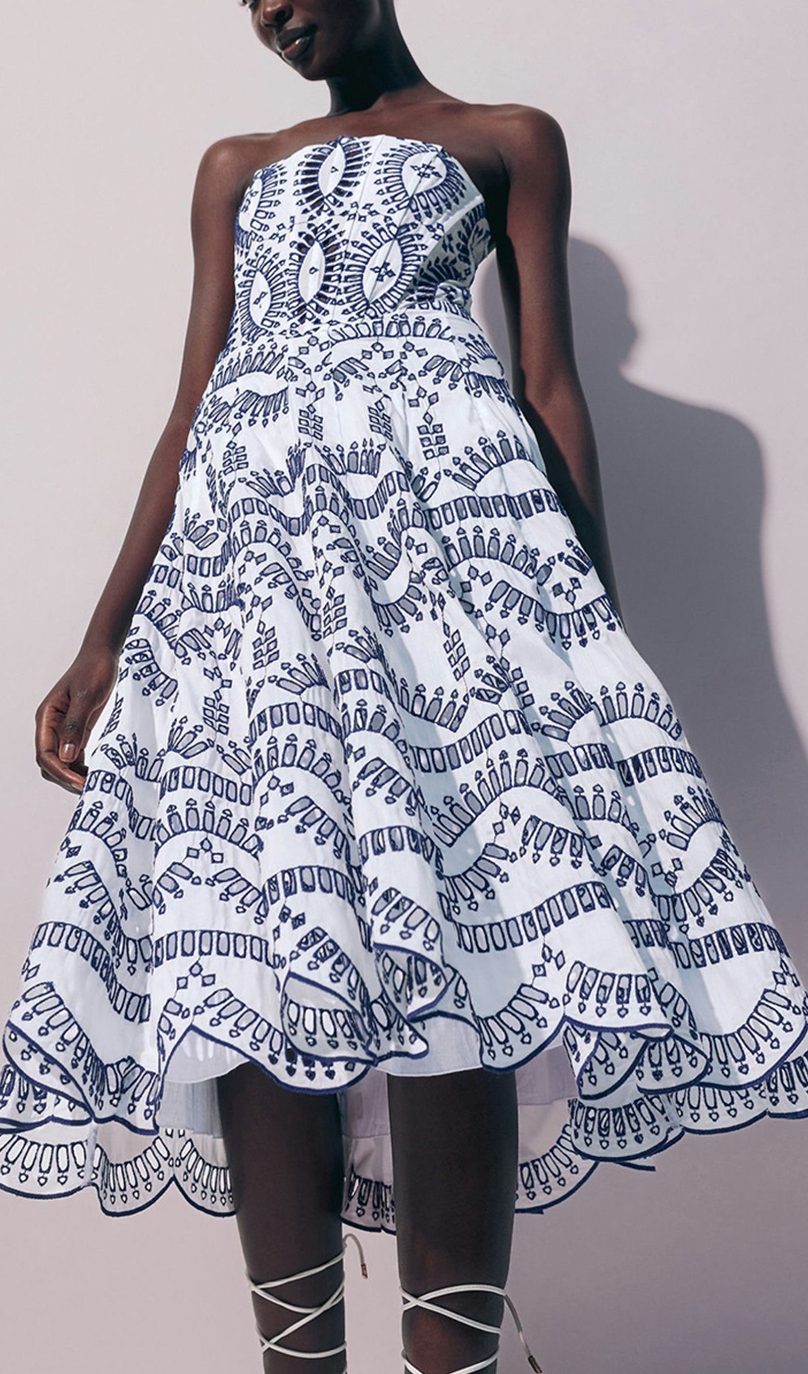 Geblümtes, tailliertes und ausgestelltes Midi-Bandeau-Kleid