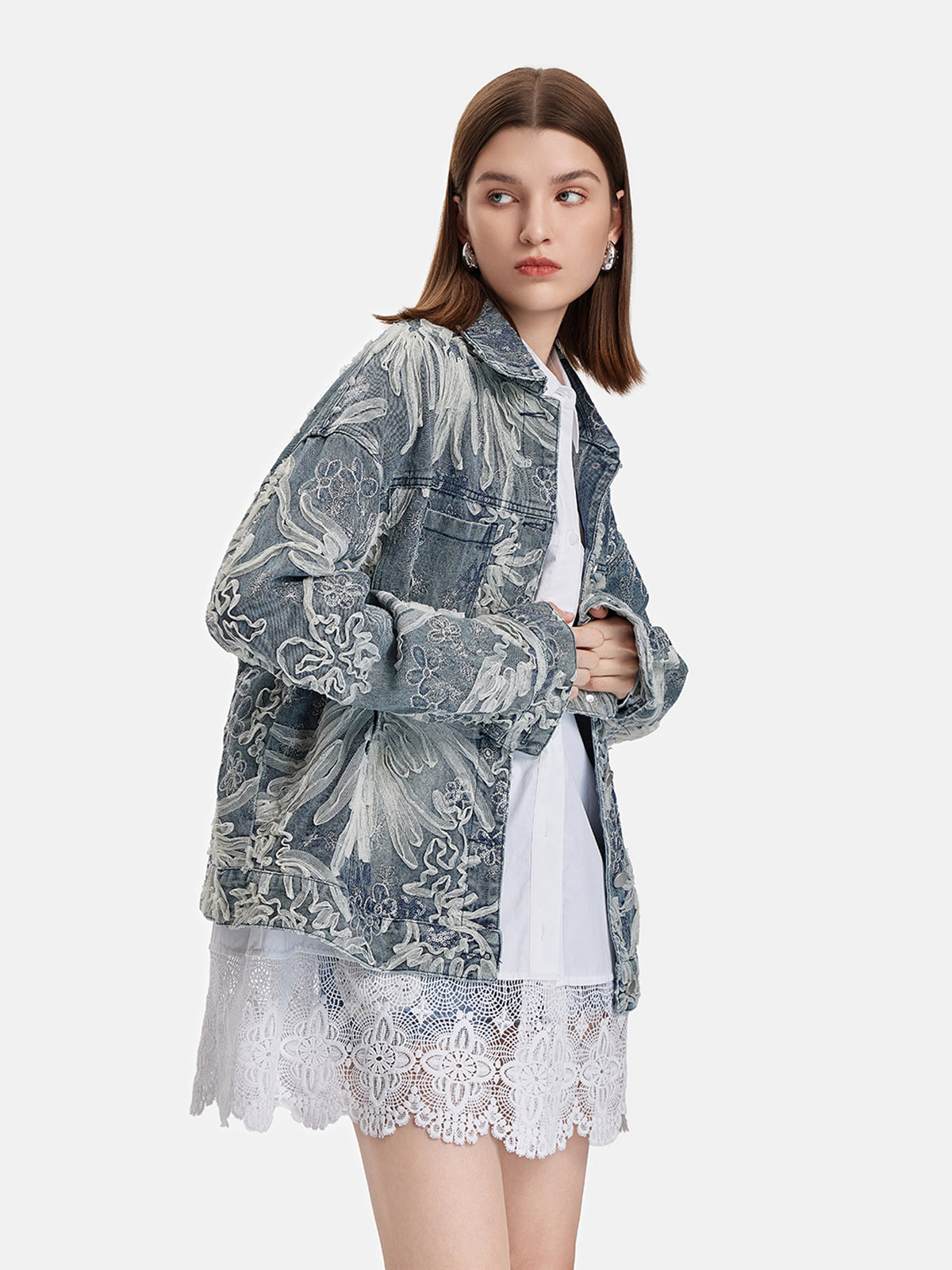 Bestickte Jeansjacke mit Perlenbesatz