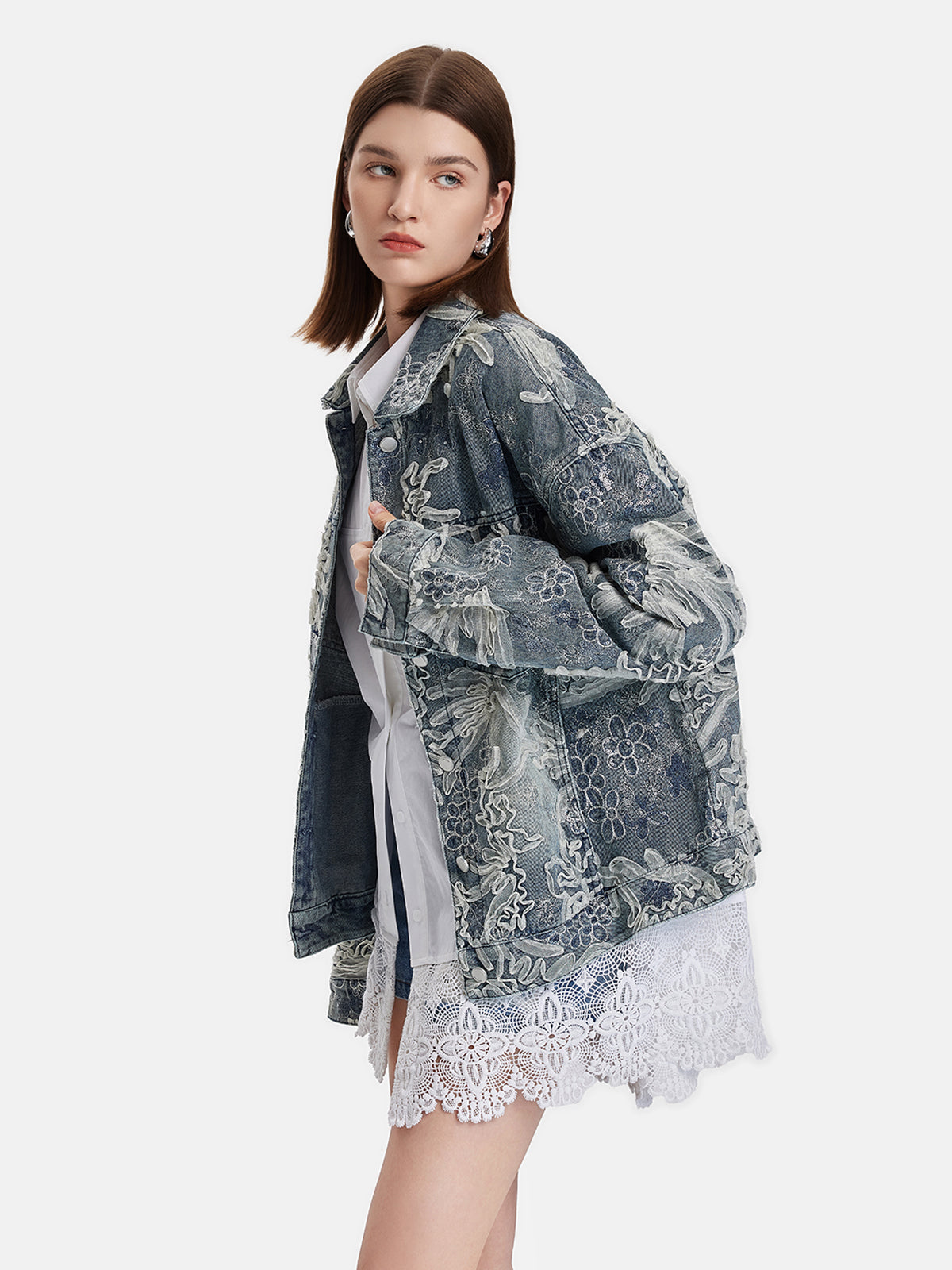 Bestickte Jeansjacke mit Perlenbesatz