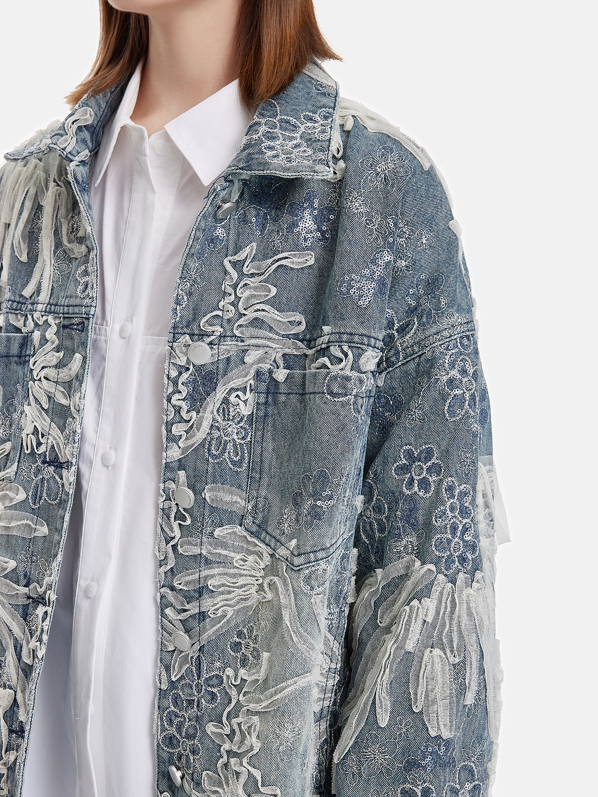 Bestickte Jeansjacke mit Perlenbesatz