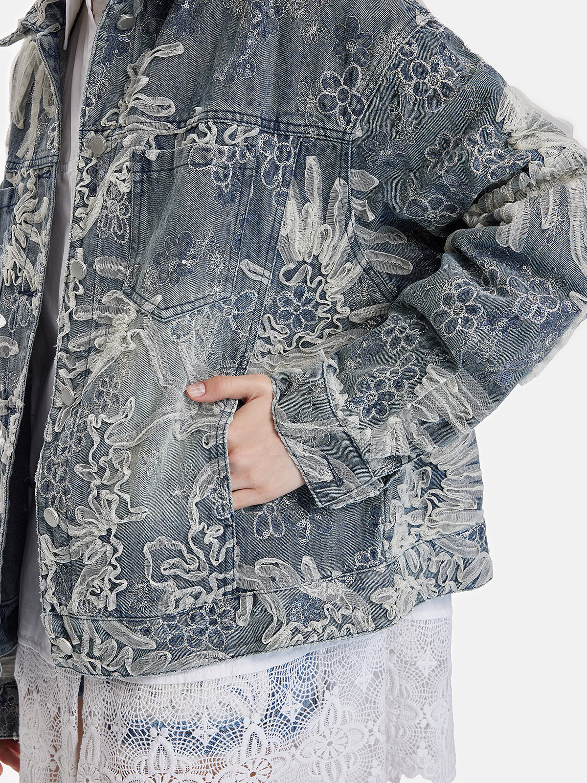 Bestickte Jeansjacke mit Perlenbesatz