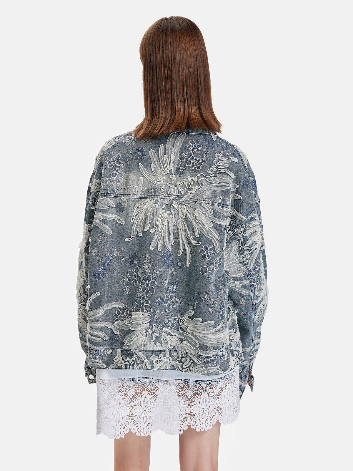 Bestickte Jeansjacke mit Perlenbesatz