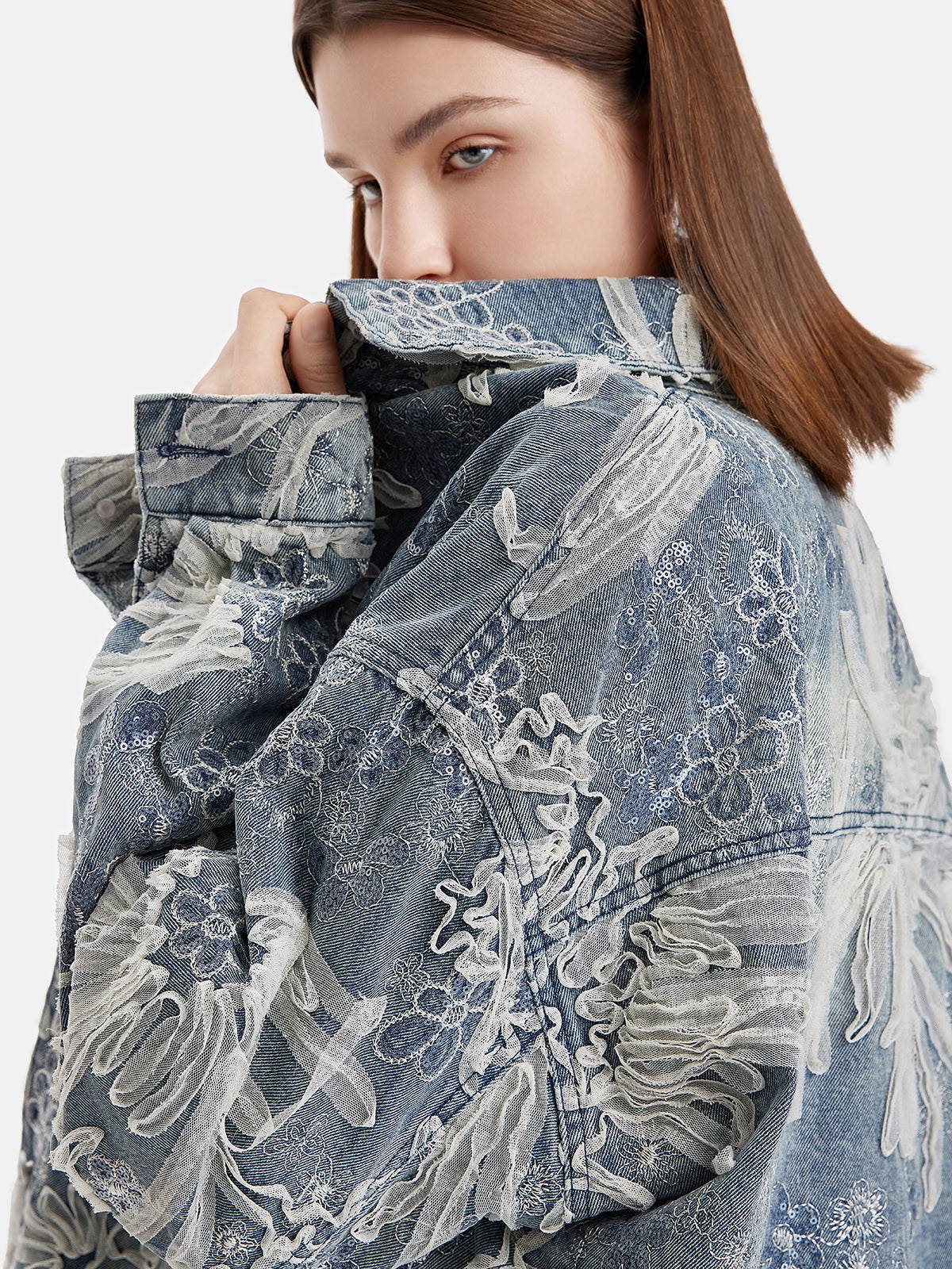 Bestickte Jeansjacke mit Perlenbesatz