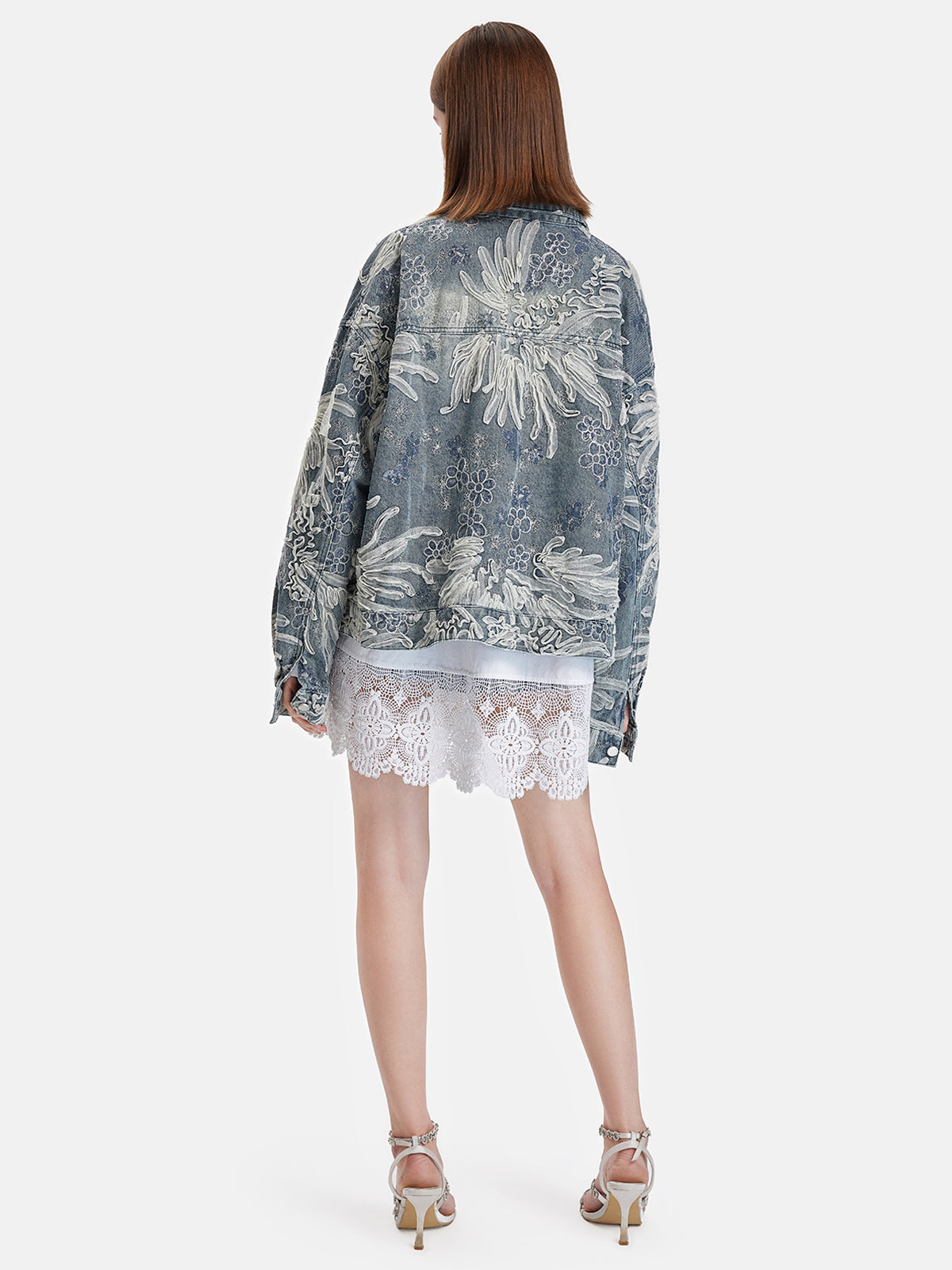 Bestickte Jeansjacke mit Perlenbesatz