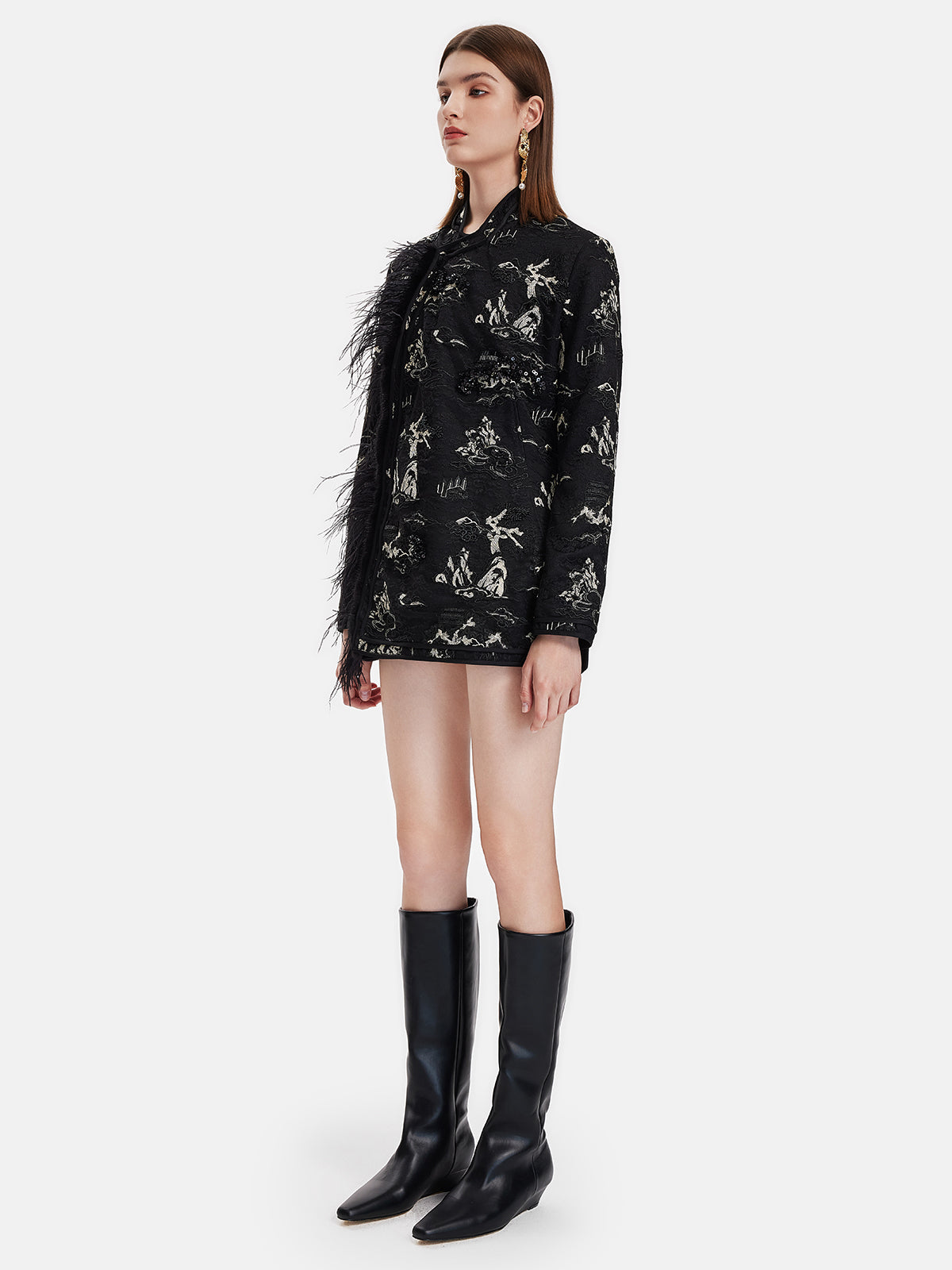Bestickte, gefiederte und perlenbesetzte Jacke