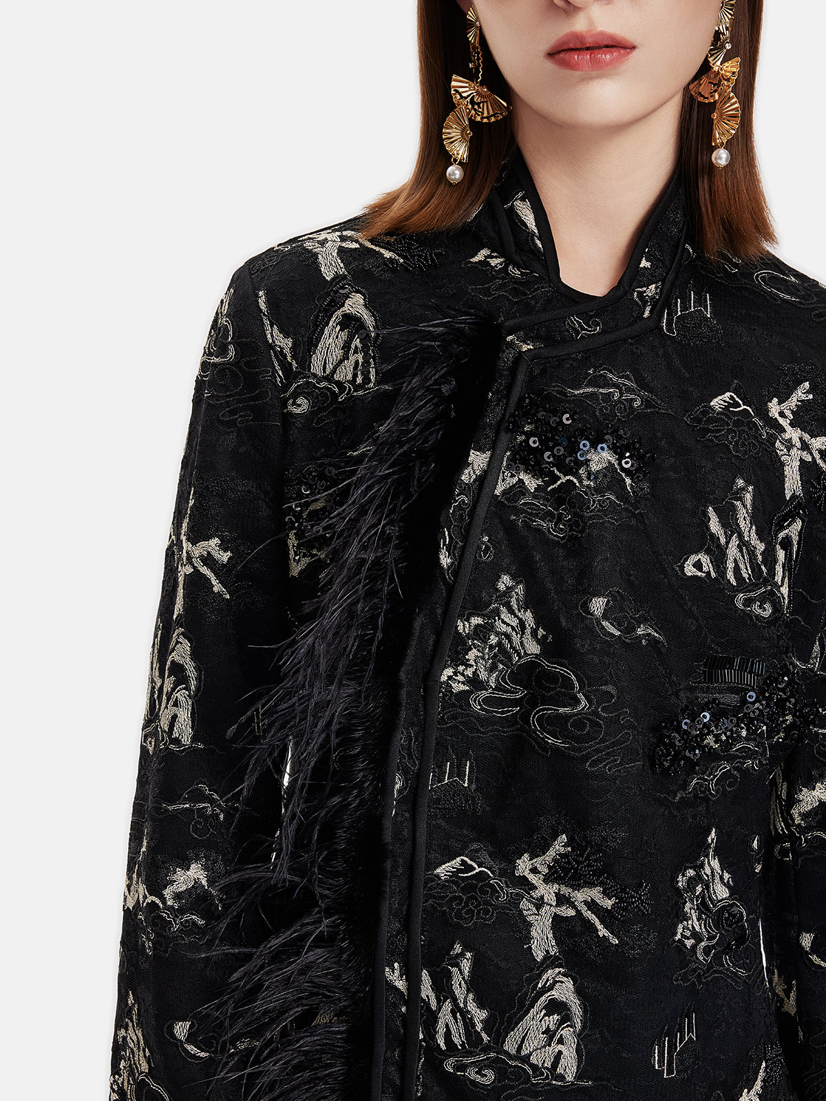 Bestickte, gefiederte und perlenbesetzte Jacke