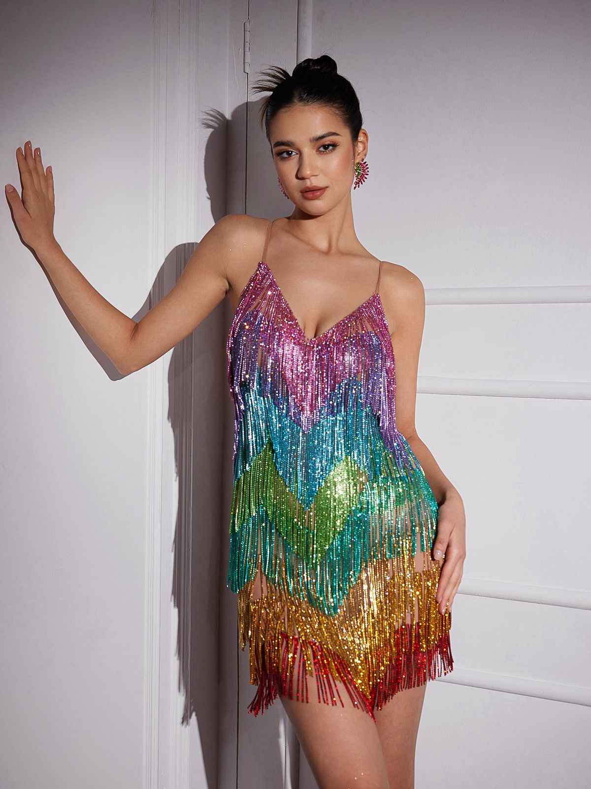 Indy Minikleid mit V-Ausschnitt und Regenbogen-Kristallfransen 