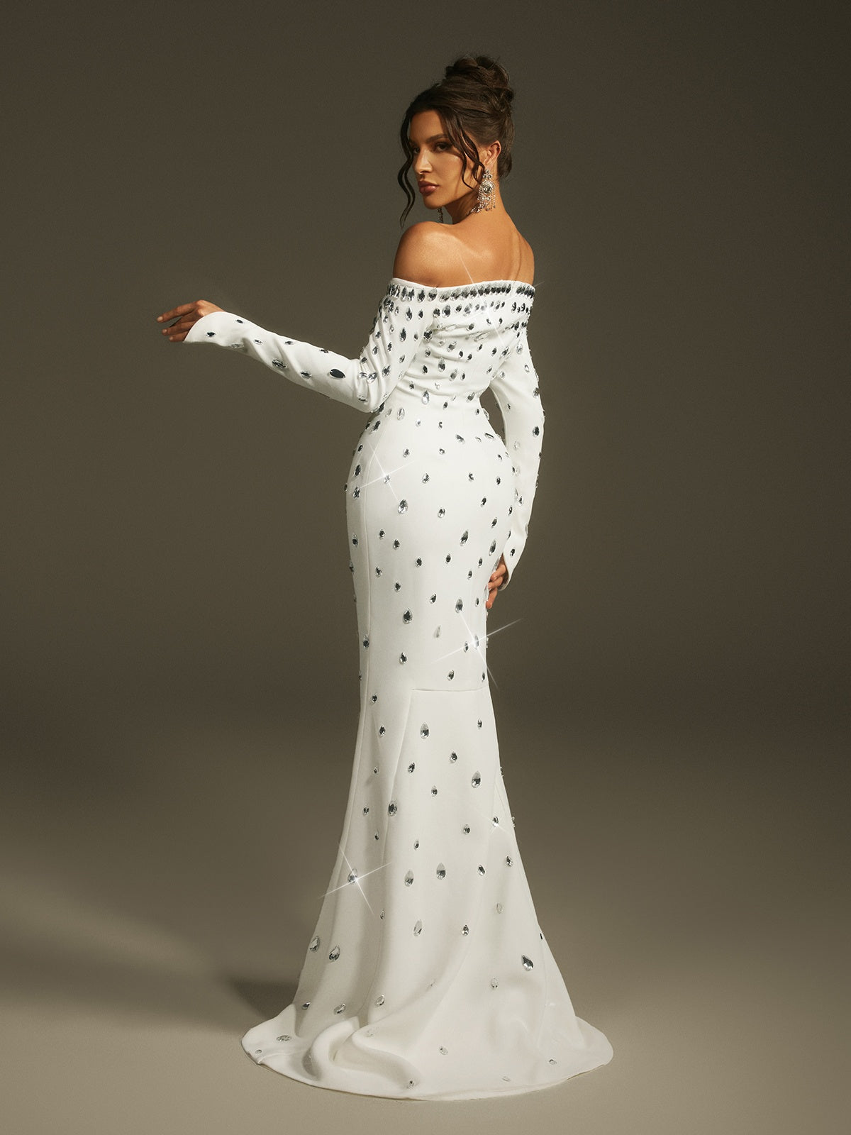 Leehi schulterfreies Kristall-Maxikleid