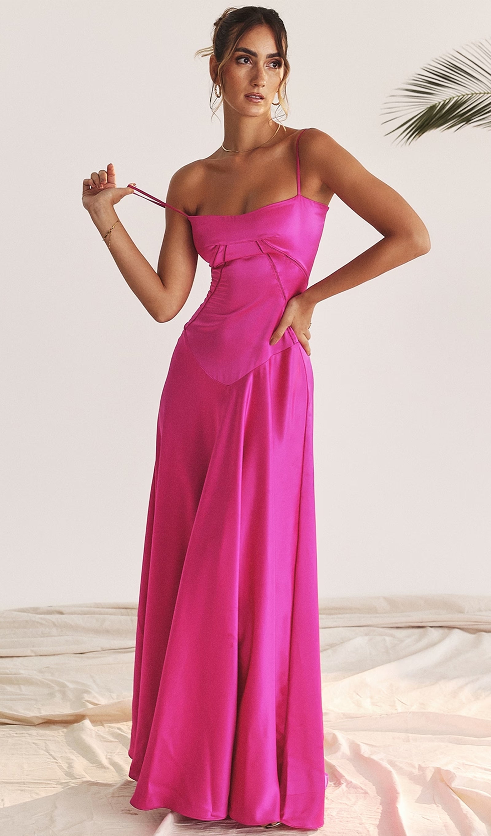 Maxikleid aus Satin und Spitze 