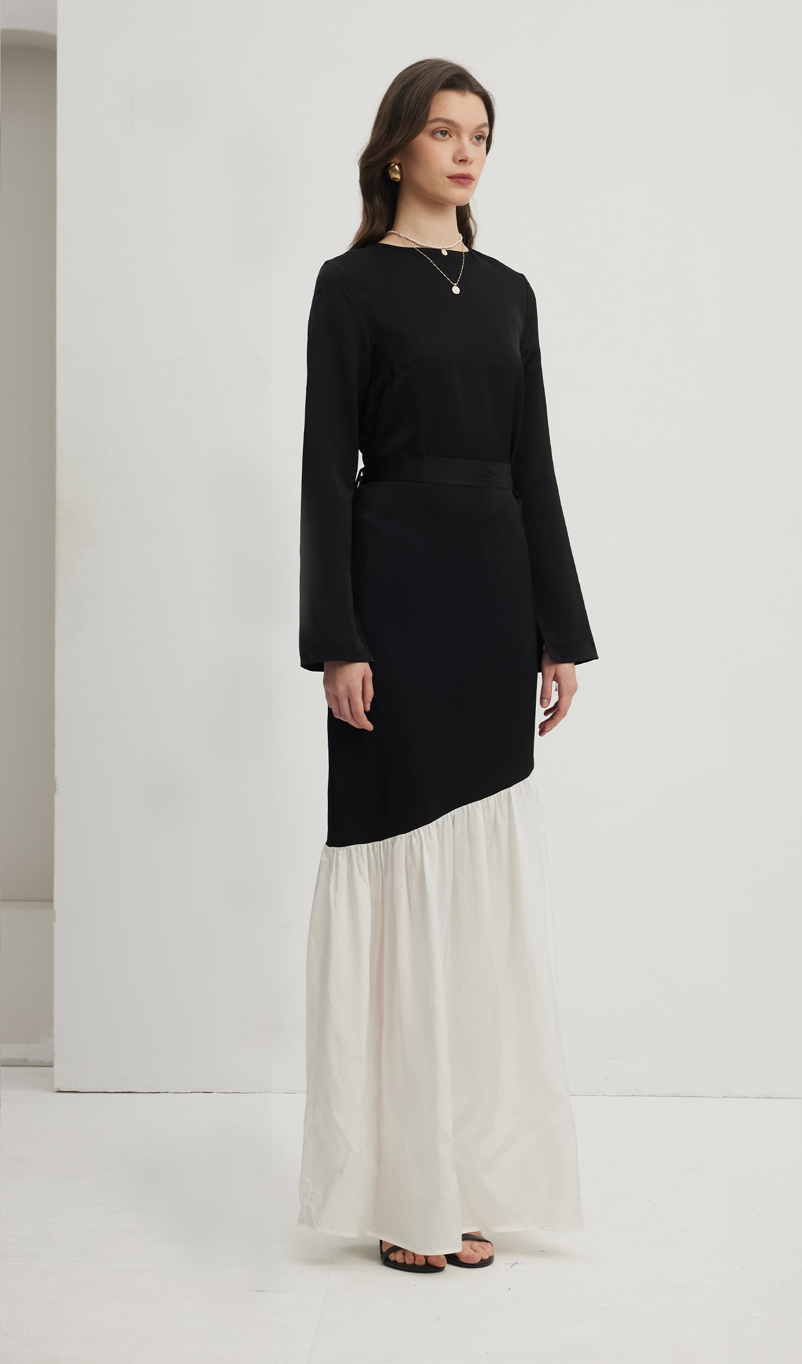 Asymmetrisches Maxikleid in Schwarz/Weiß mit Farbblockmuster 