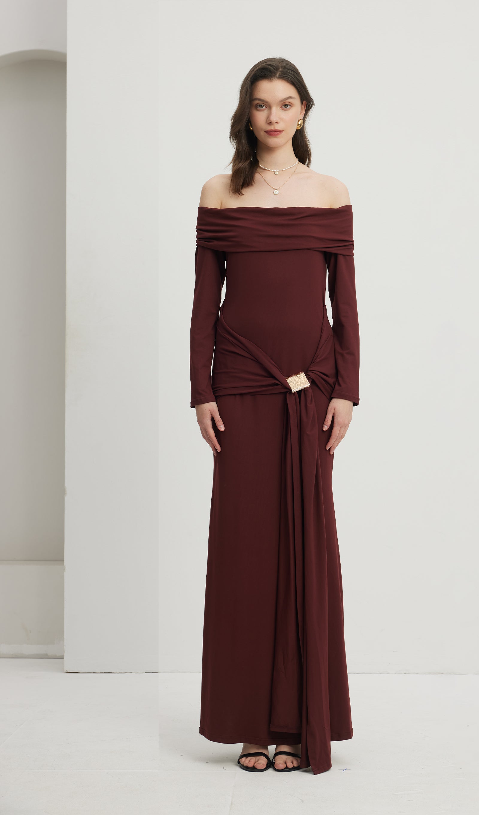 Schulterfreies Rüschen-Maxikleid 