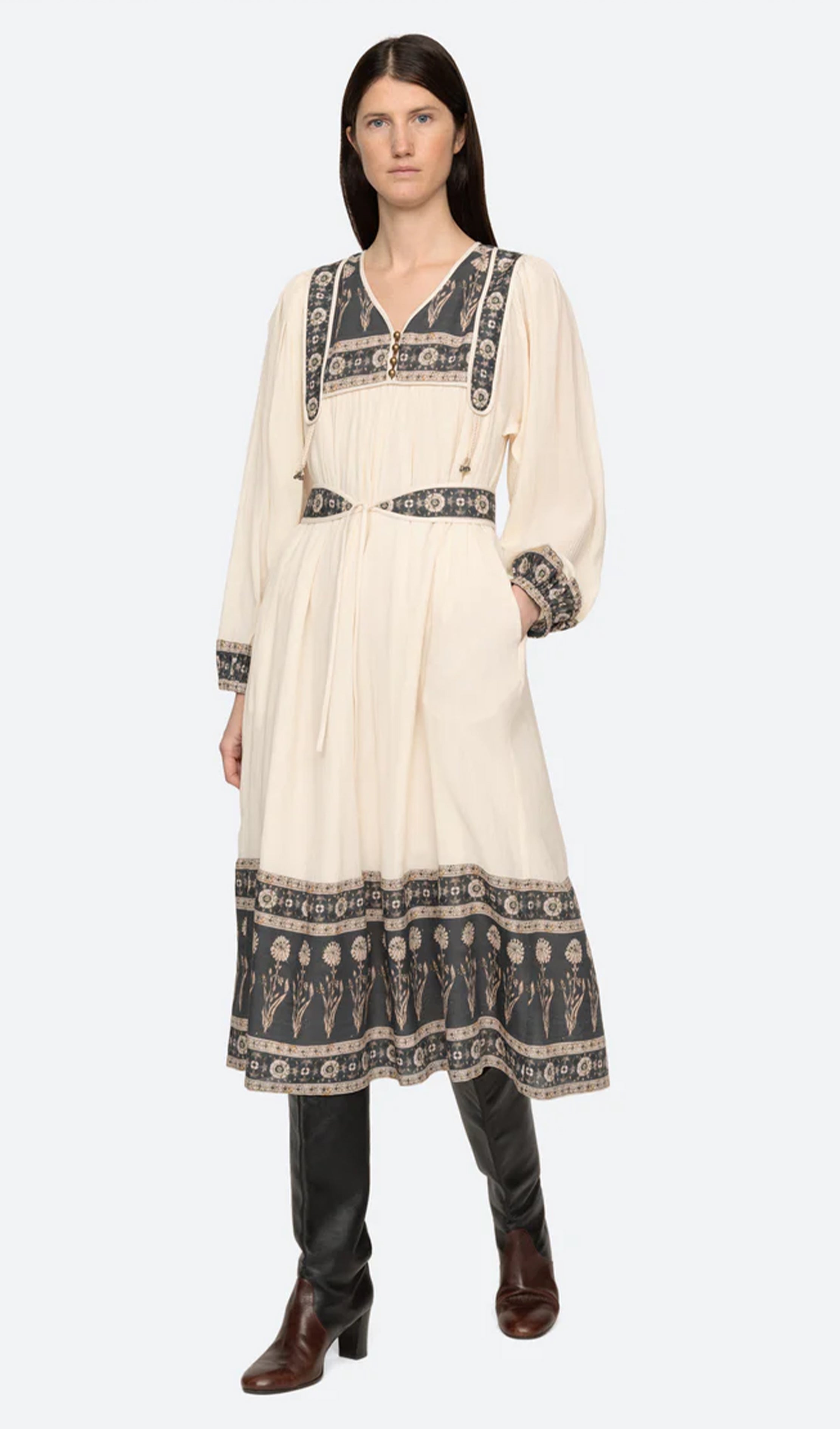 Ethnisch besticktes, langärmeliges Midikleid