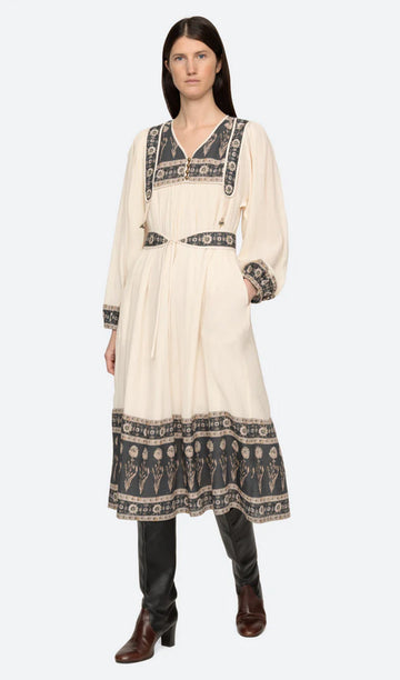 Ethnisch besticktes, langärmeliges Midikleid