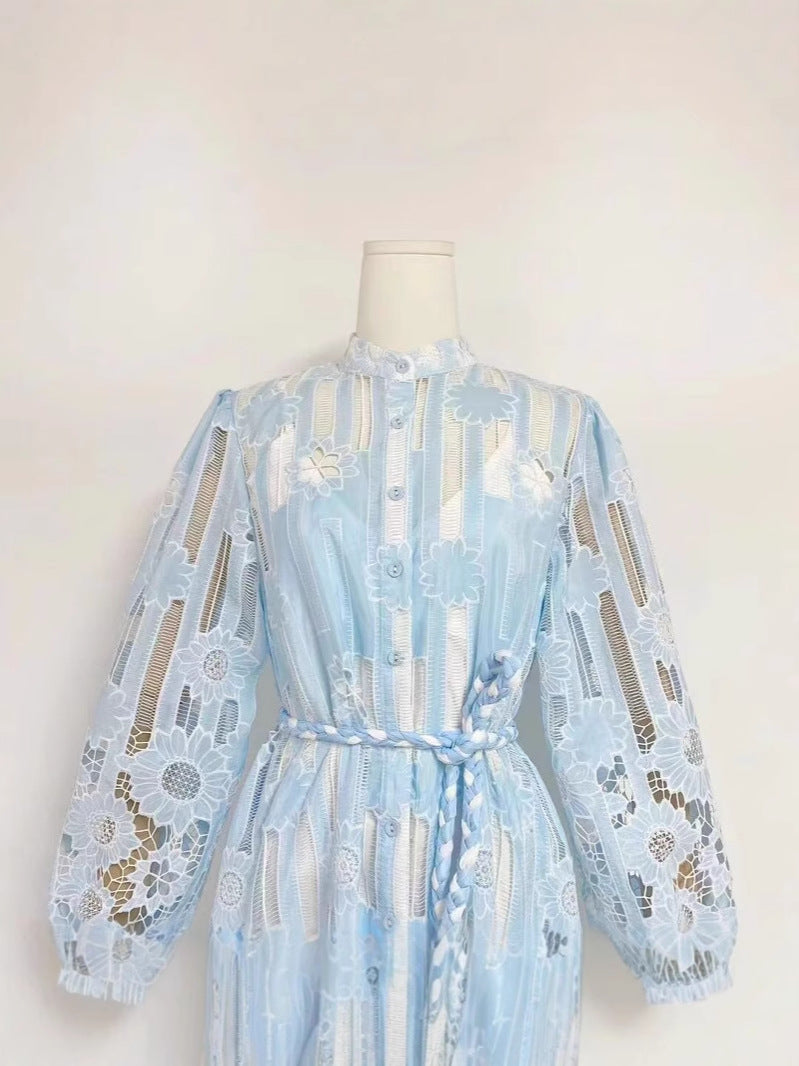 Catherine Minikleid aus blauem Blumenmuster und Spitze mit Cut-Outs