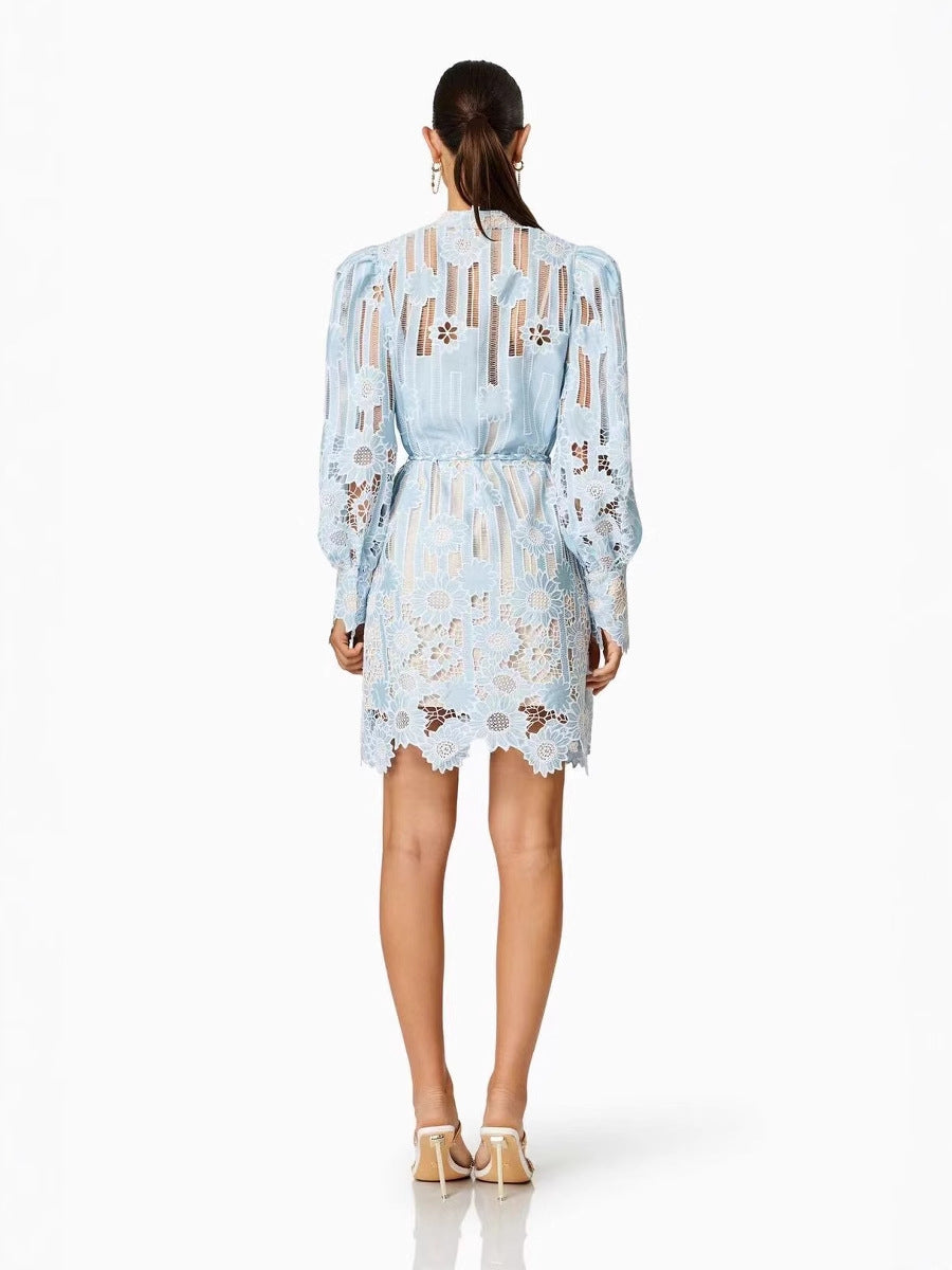 Catherine Minikleid aus blauem Blumenmuster und Spitze mit Cut-Outs