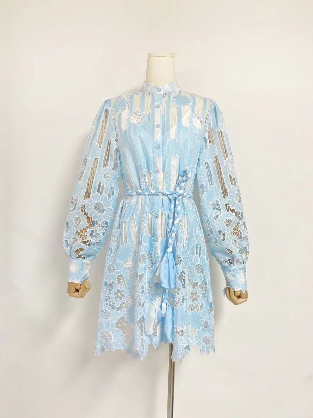 Catherine Minikleid aus blauem Blumenmuster und Spitze mit Cut-Outs