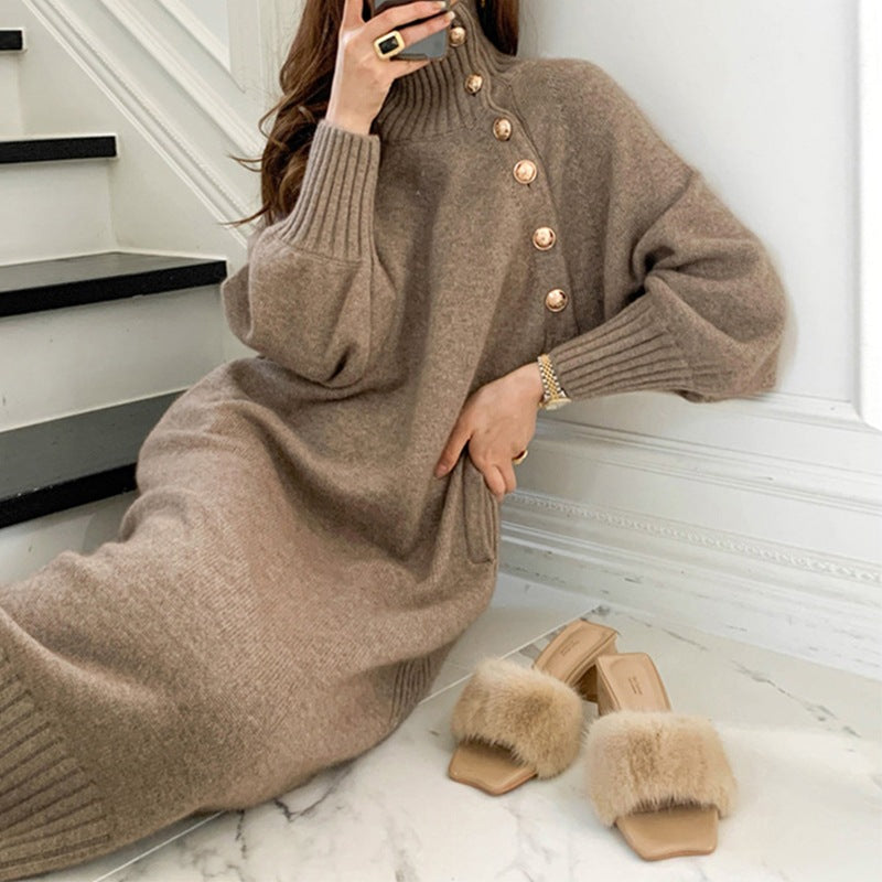 Strick-Maxikleid mit Rollkragen, Knopfleiste und Gürtel