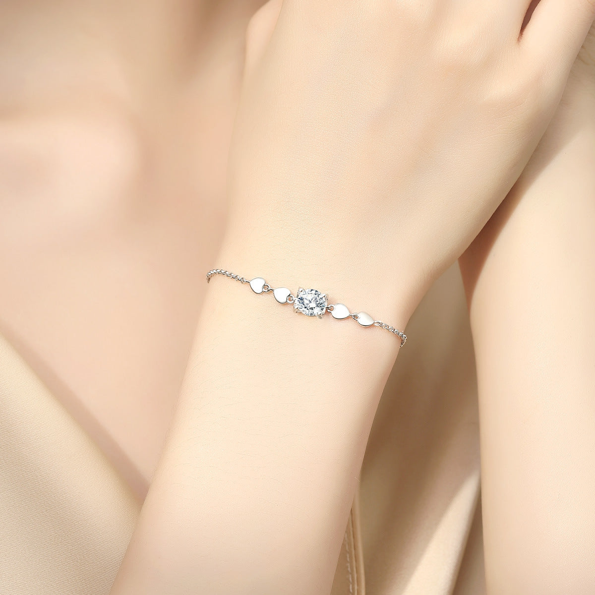 Kalp Detaylı Işıltılı Moissanite Taşlı Gümüş Bileklik