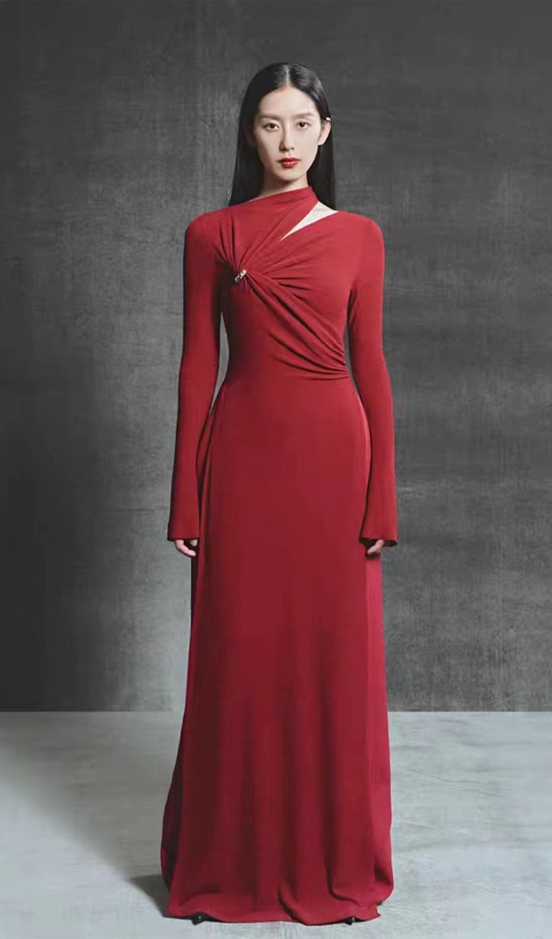 Maxikleid mit durchbrochenem Muster und metallischen Verzierungen 