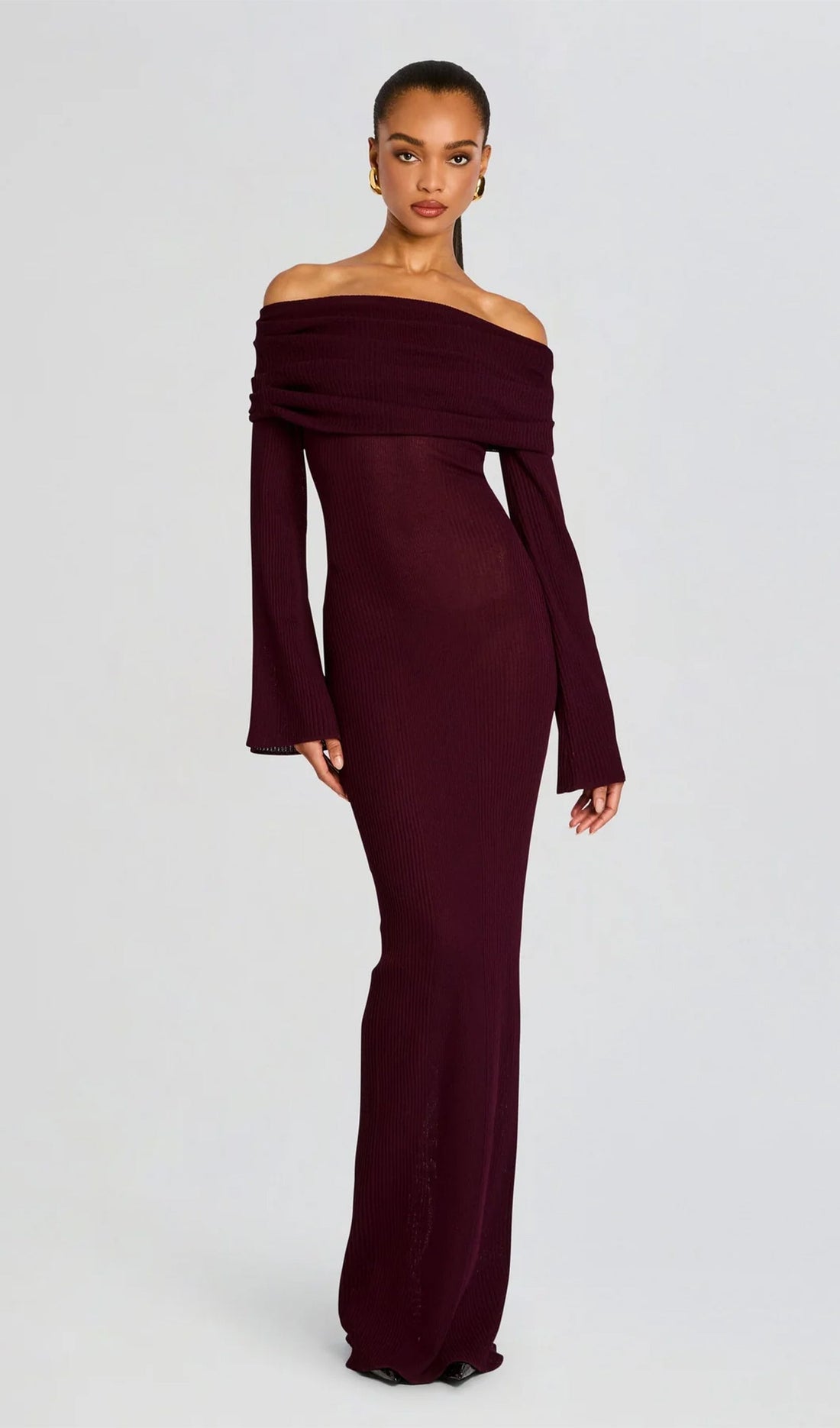 Schulterfreies, figurbetontes Maxikleid 