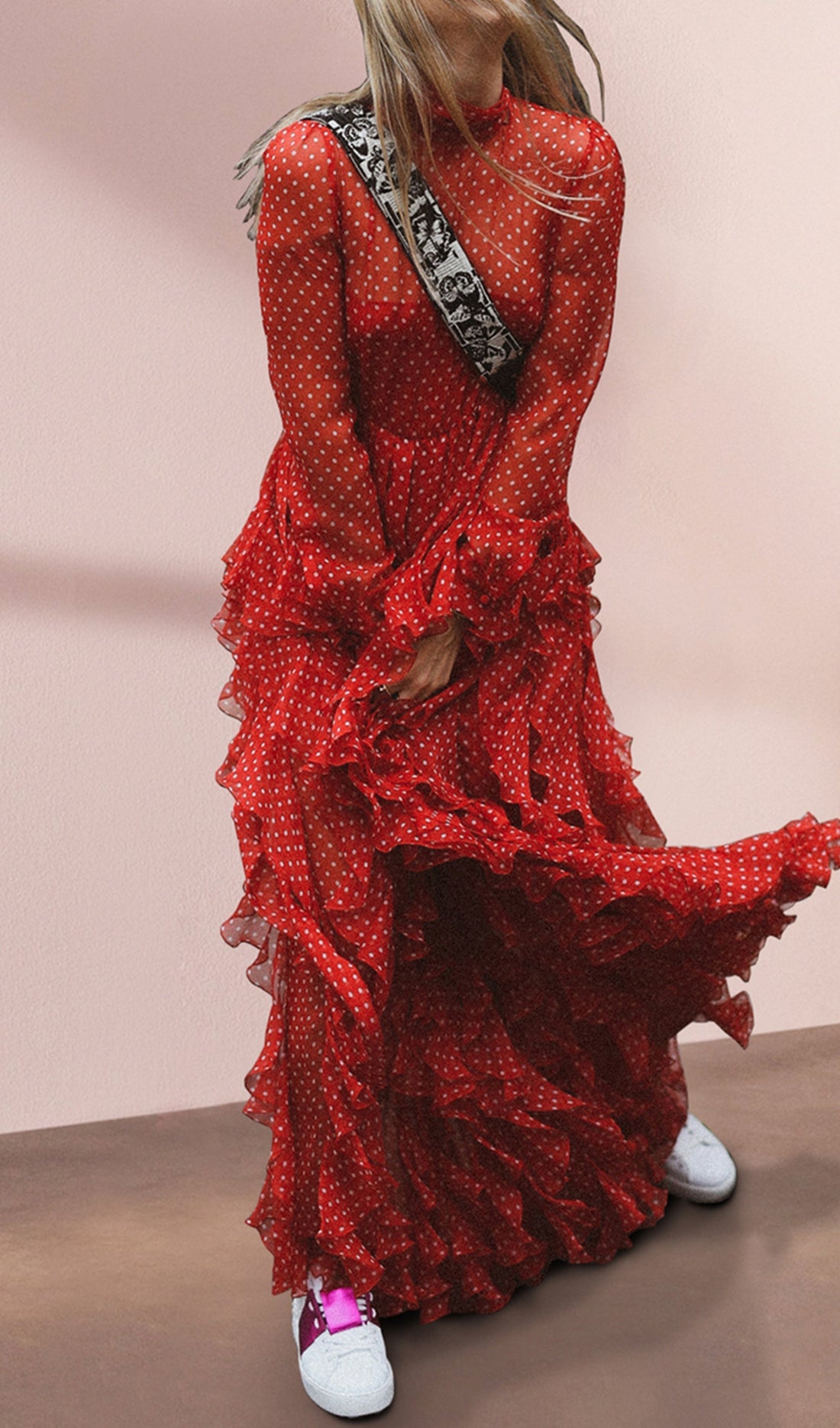 Rotes Maxikleid im Vintage-Look mit Polka-Dots und Rüschen