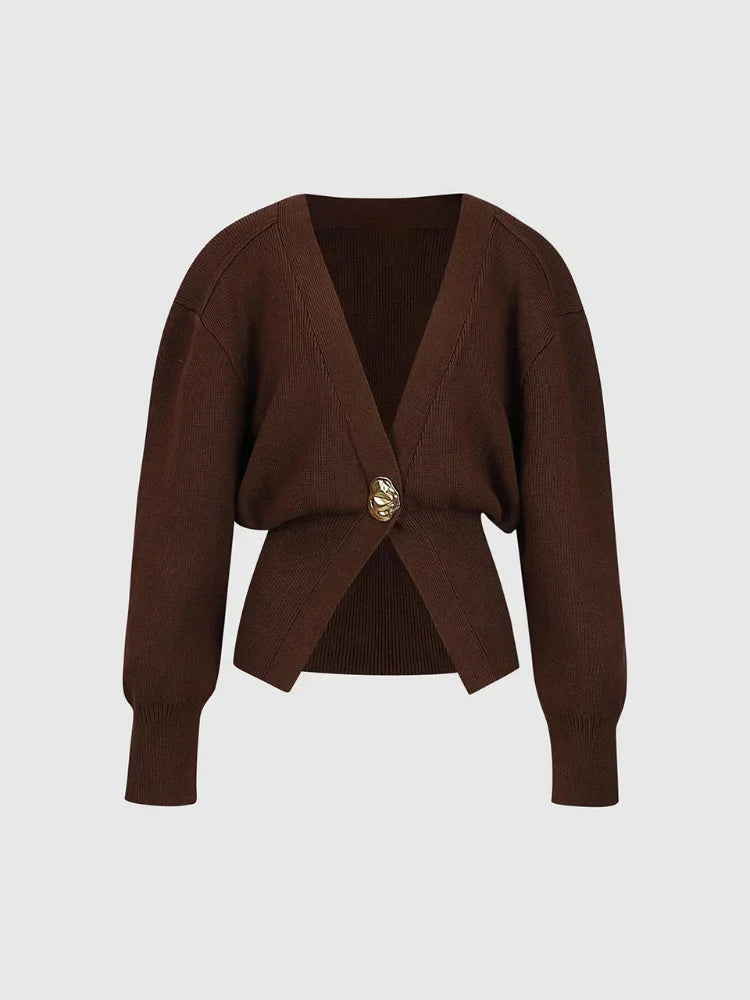 Goldene Strickjacke mit einem Knopf