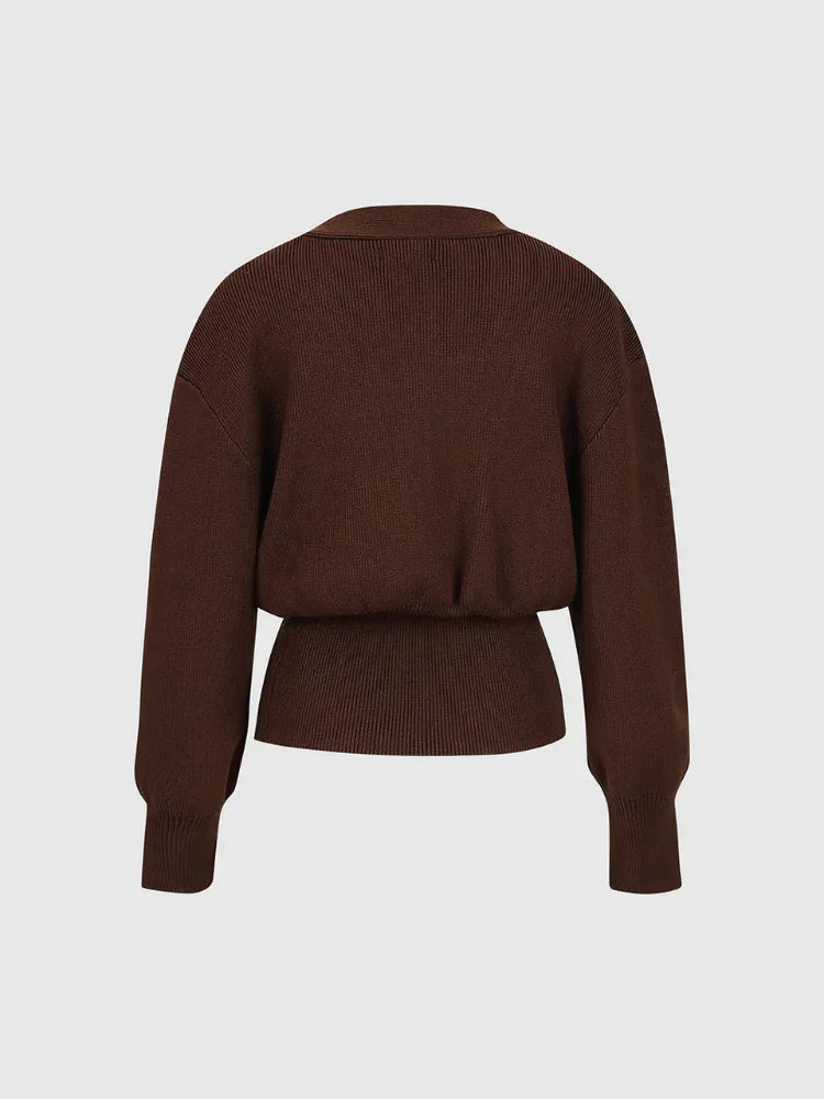Goldene Strickjacke mit einem Knopf