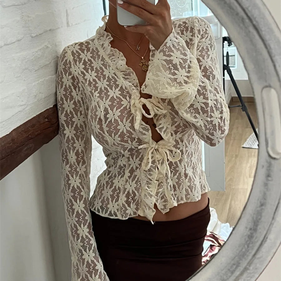 Bluse mit spanischen Spitzenärmeln und Bindebändern