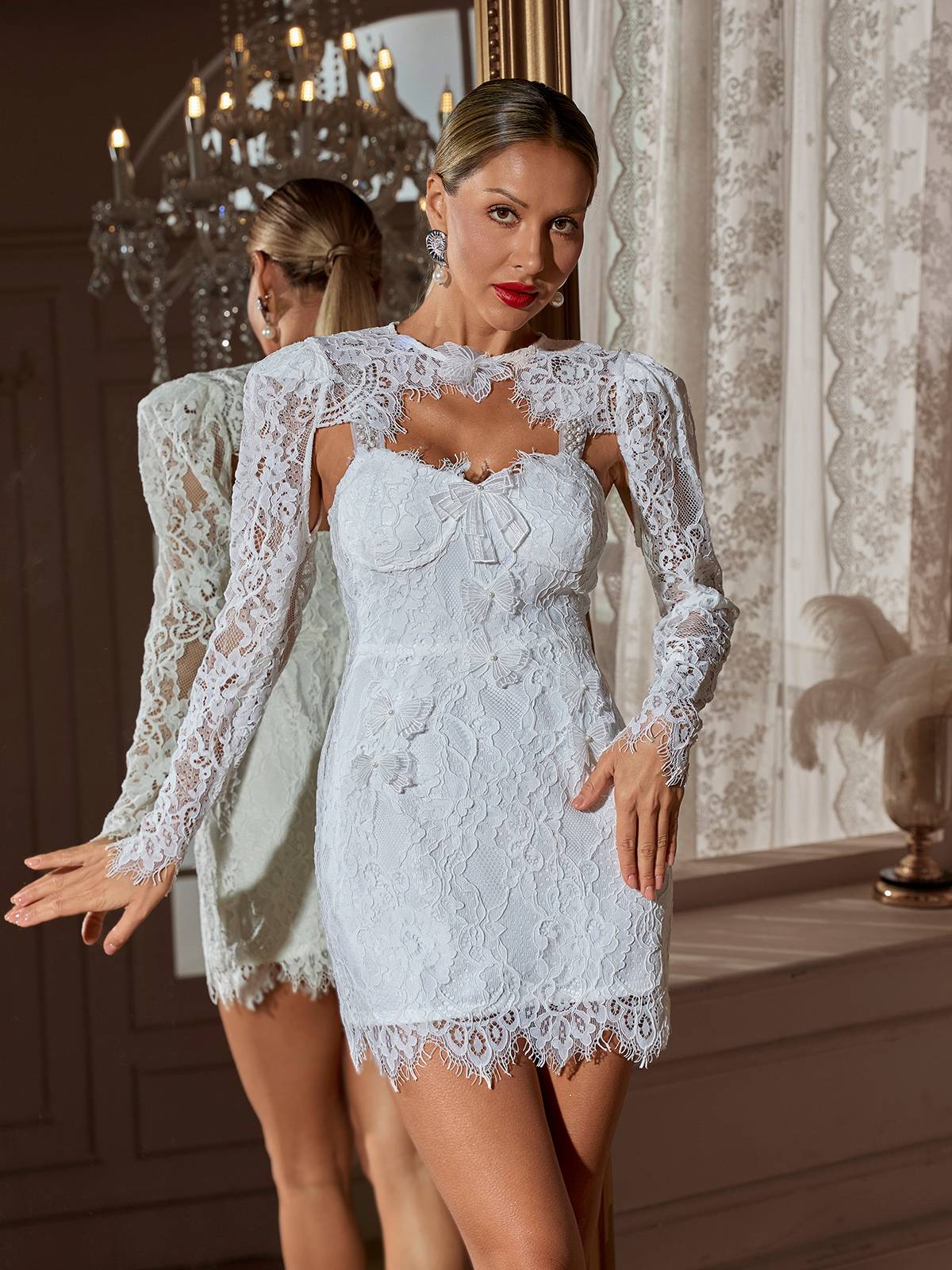 Skoup Minikleid aus Spitze mit Perlen und Schleife