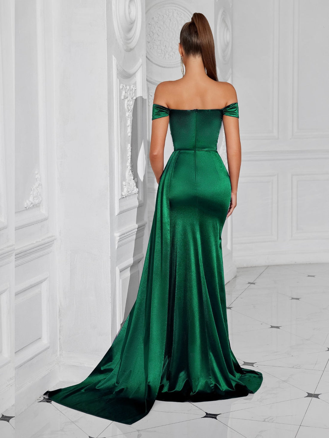 Verity schulterfreies, gerafftes Maxikleid mit Schlitz 