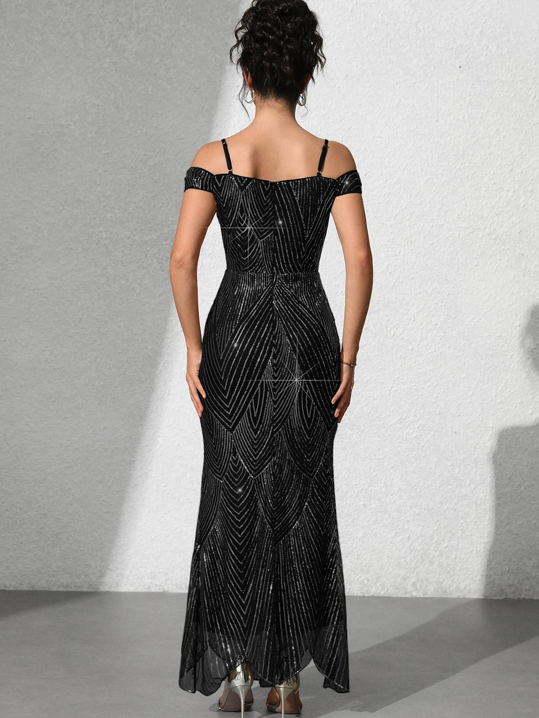 Dionne Pailletten-Maxikleid mit schulterfreiem Oberteil 