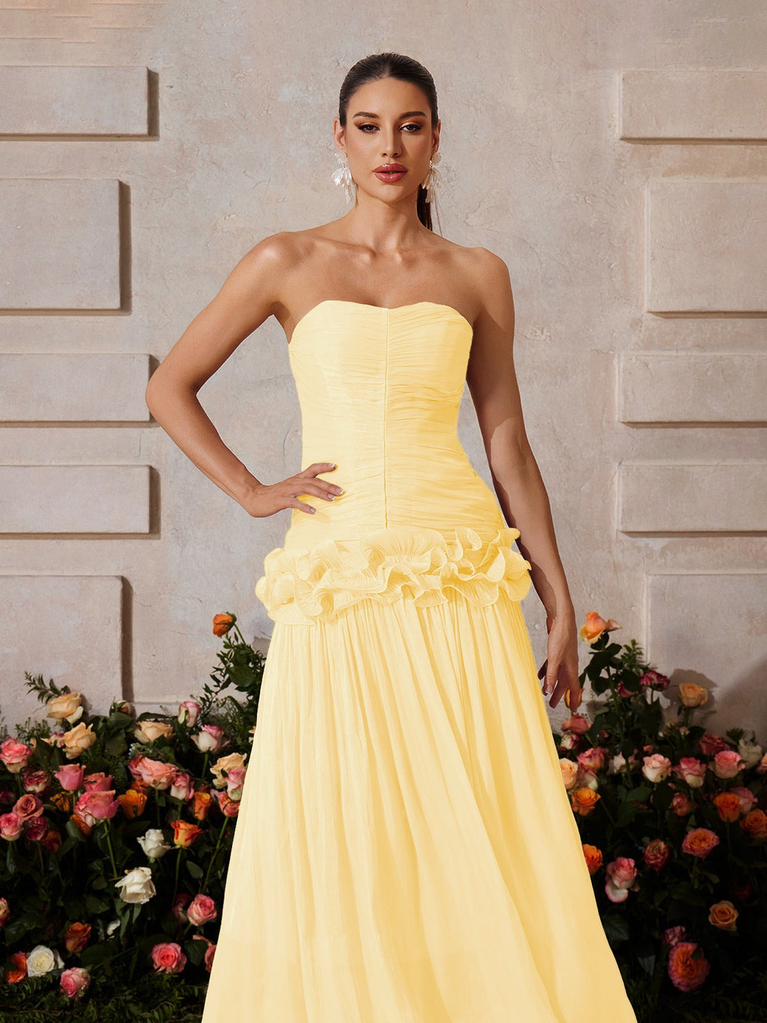Yryviel trägerloses, gerafftes, gelbes Maxikleid mit Rüschen