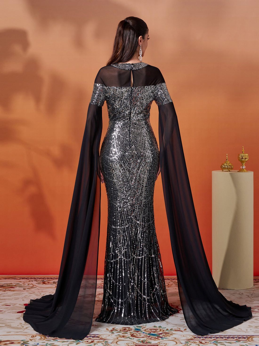 Elegantes schwarzes Pailletten-Maxikleid mit kurzen Ärmeln