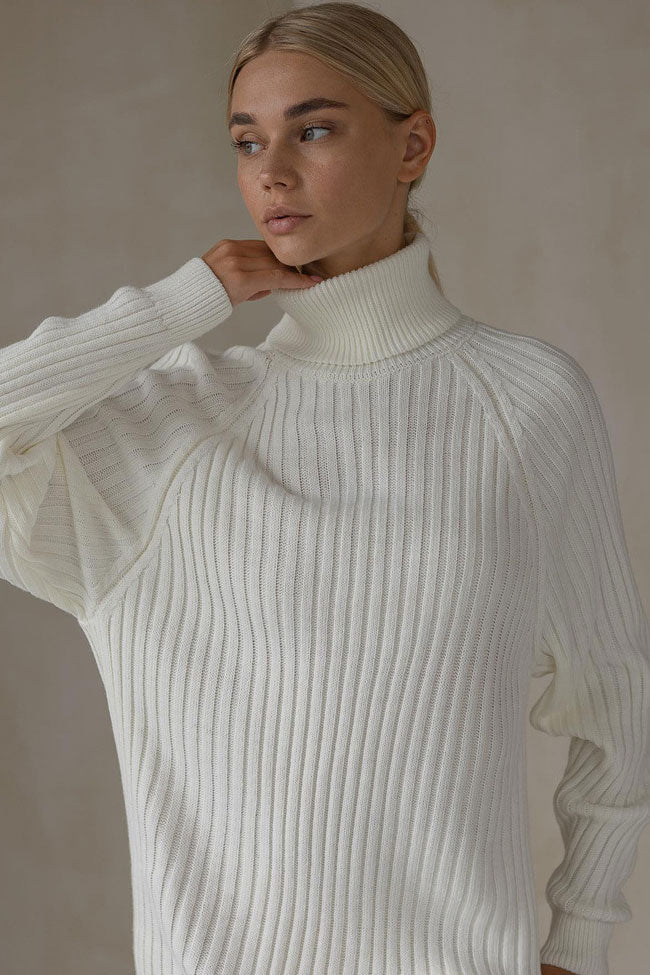 Geripptes Strick-Winterminikleid – Weiß