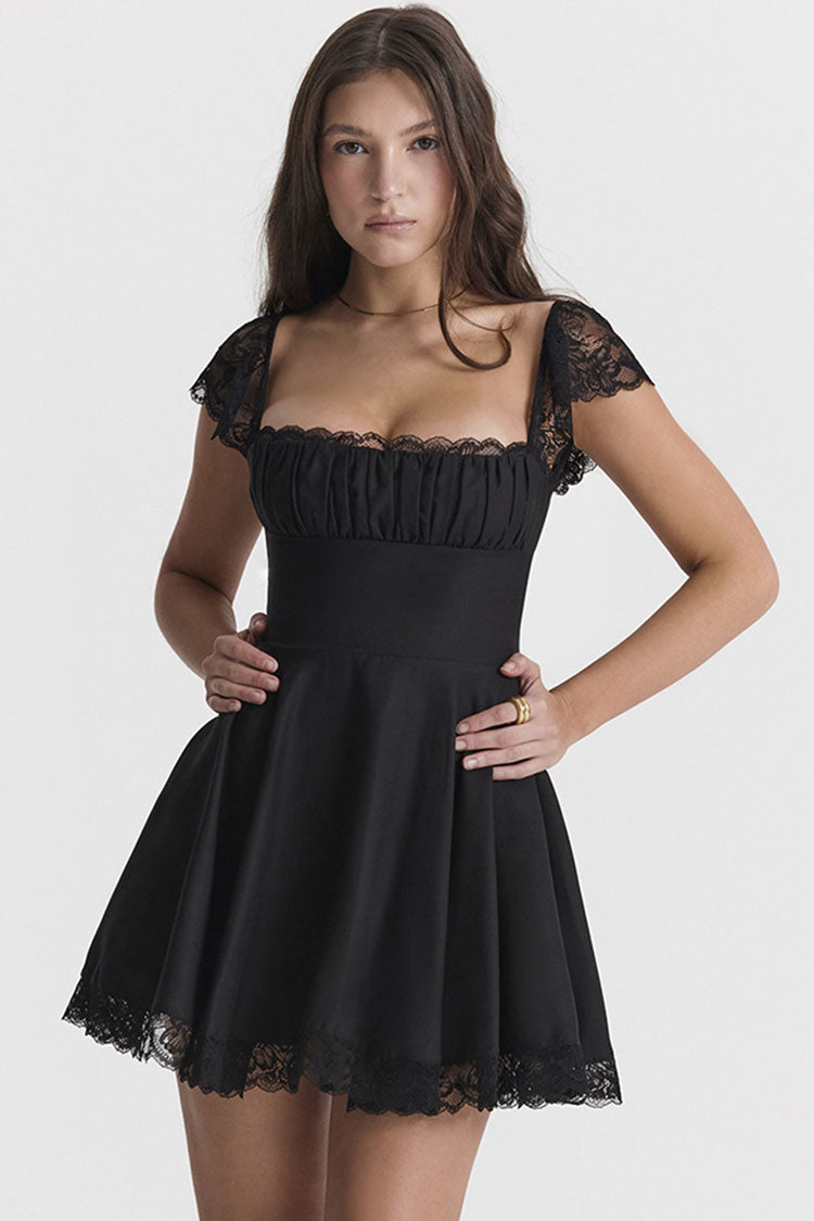 Schwarzes Minikleid mit kurzen Ärmeln und eckigem Saum –