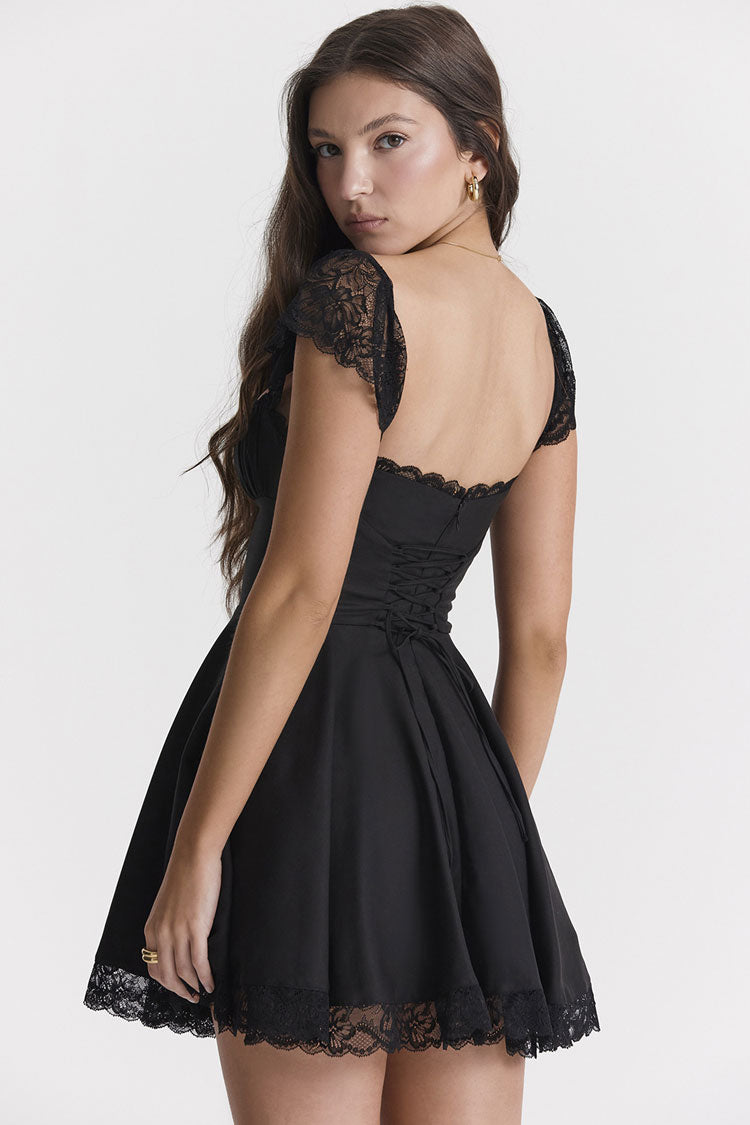 Schwarzes Minikleid mit kurzen Ärmeln und eckigem Saum –