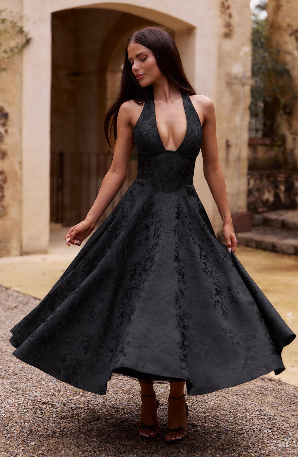 Siyah Dantelli Halter Yaka Midi Elbise