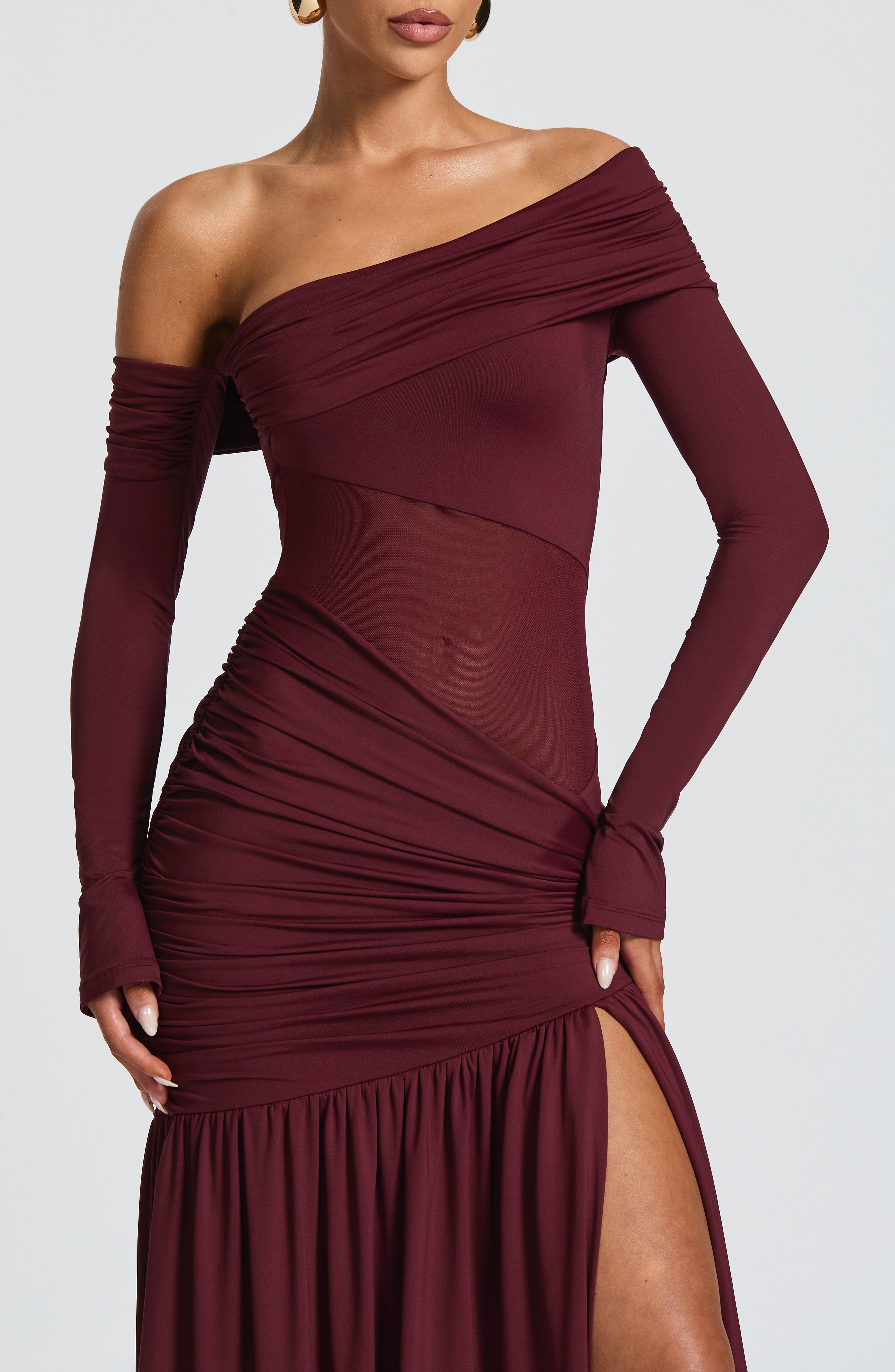 Bordo Omuz Açık Yırtmaçlı Maxi Elbise