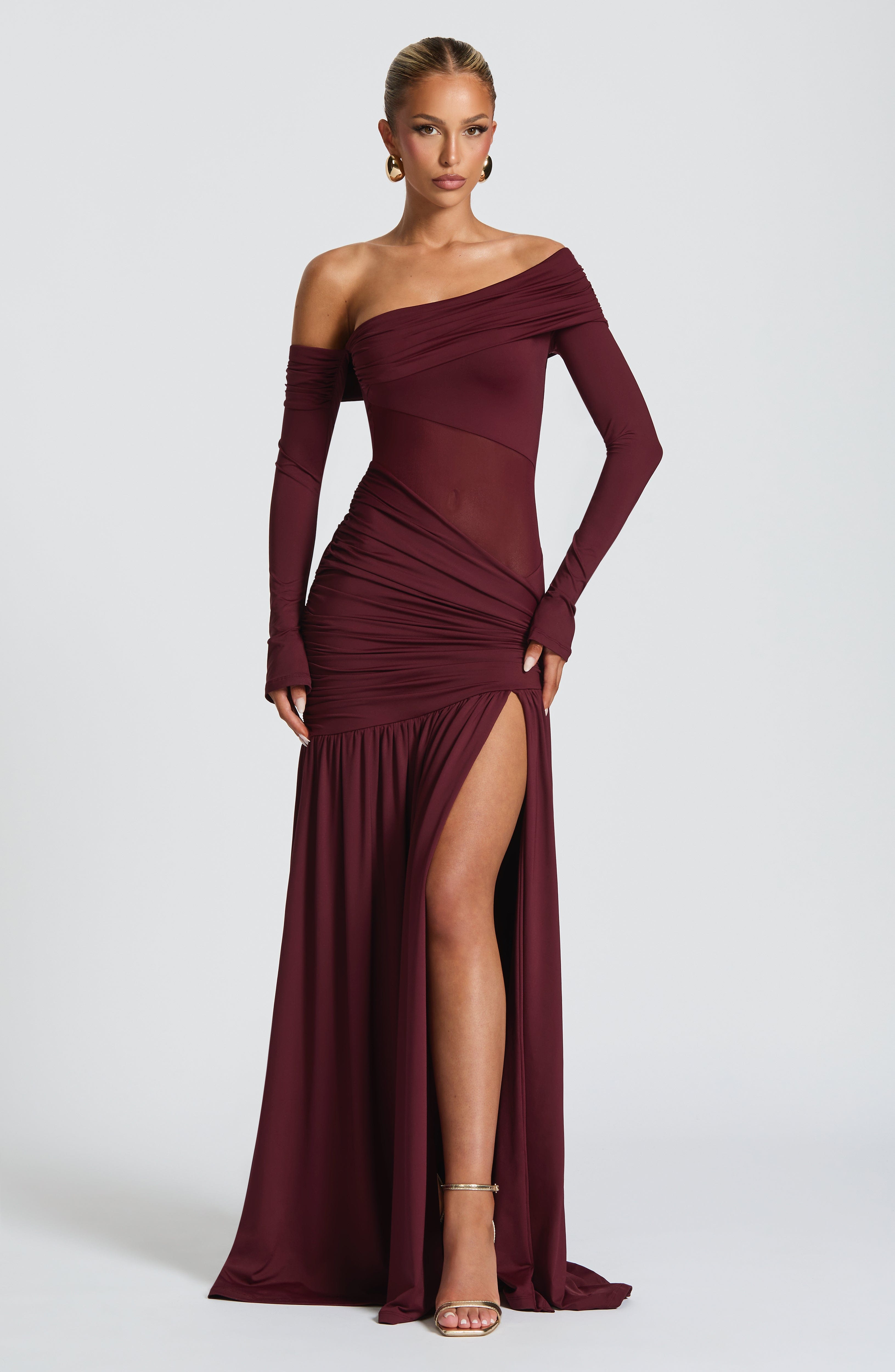 Bordo Omuz Açık Yırtmaçlı Maxi Elbise