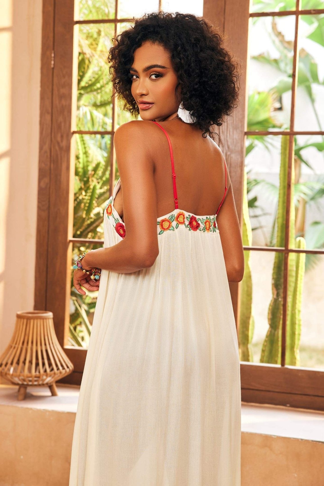 Mila Çiçek İşlemeli V Yaka Uzun Elbise