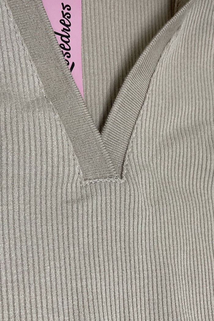 Kurzes, geripptes Strickkleid mit Preppy-Kragen – Hellbraun