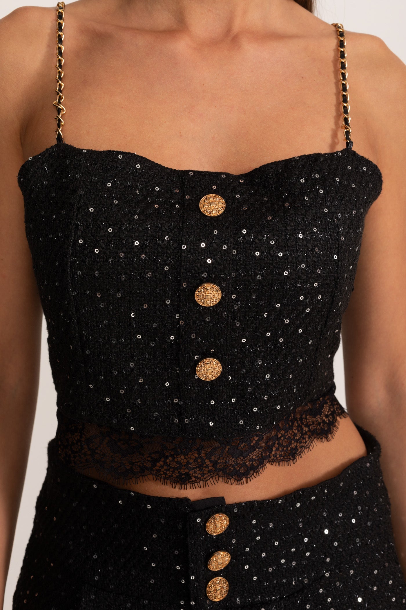 Süslemeli 3 Parça Takım: Kısa Ceket, Dantel Detaylı Bluz ve Yüksek Bel Şort – Siyah