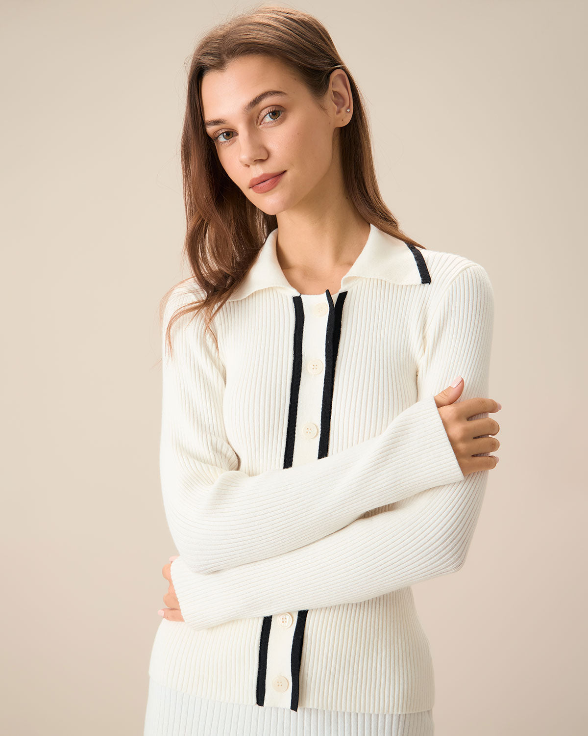 Beigefarbene Strickjacke mit kontrastierenden Details und Ein-Knopf-Verschluss
