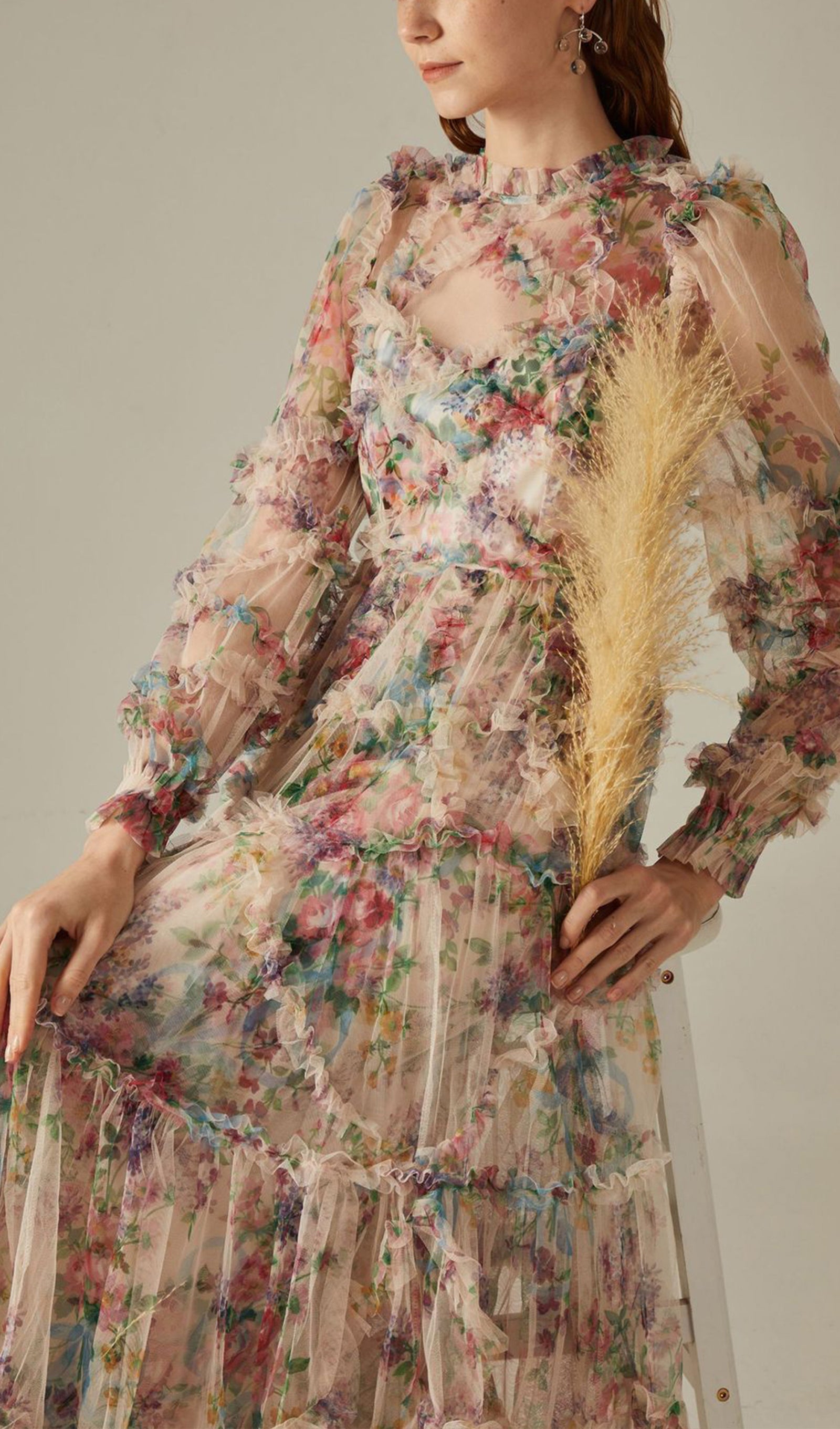 Langärmeliges, geblümtes, gestricktes Rüschen-Midikleid